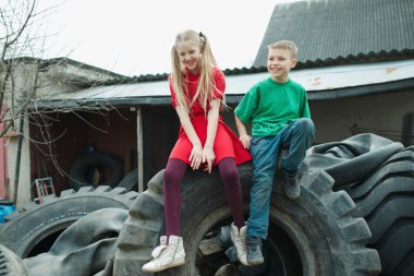 Çocuklar oynarken hurdalık lastikleri