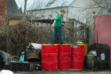 Çocuk varil petrol yürür.