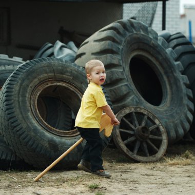 tahta at ile oynayan çocuk