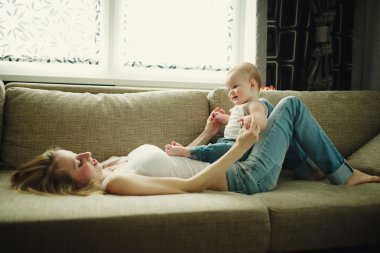 güzel genç anne ile bebek