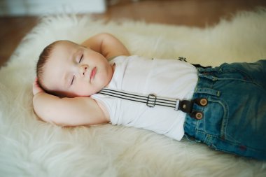 sevimli küçük uyuyan çocuk 