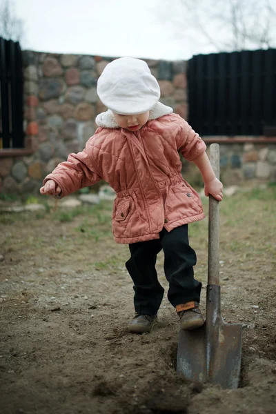 Kleiner Junge gräbt ein Loch — Stockfoto