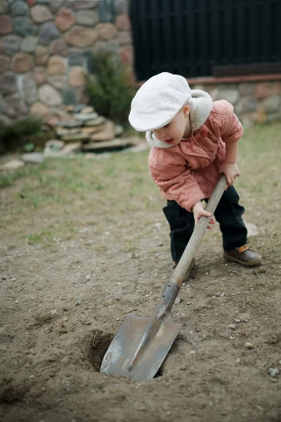 Kleiner Junge gräbt ein Loch — Stockfoto