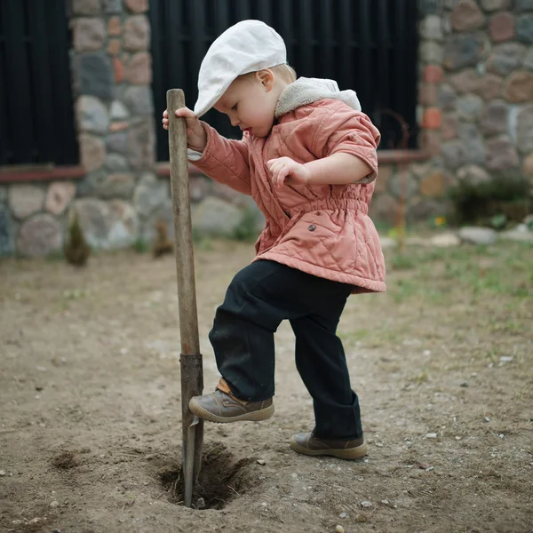 Little boy digging a hole — Stock Photo, Image
