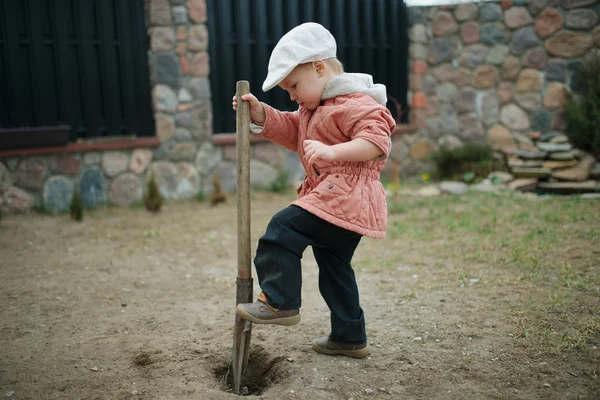 Küçük çocuk bir delik kazma — Stok fotoğraf