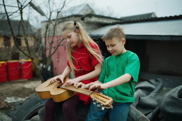 Děti se učí hrát na kytaru — Stock fotografie