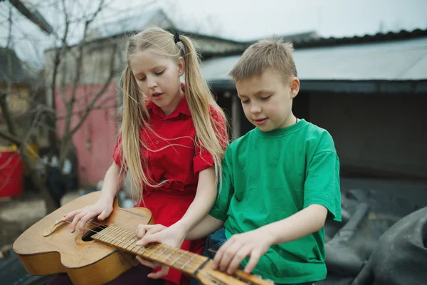 Kinder lernen Gitarre spielen — Stockfoto