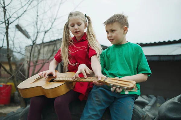 Kinderen leren om te spelen de gitaar — Stockfoto