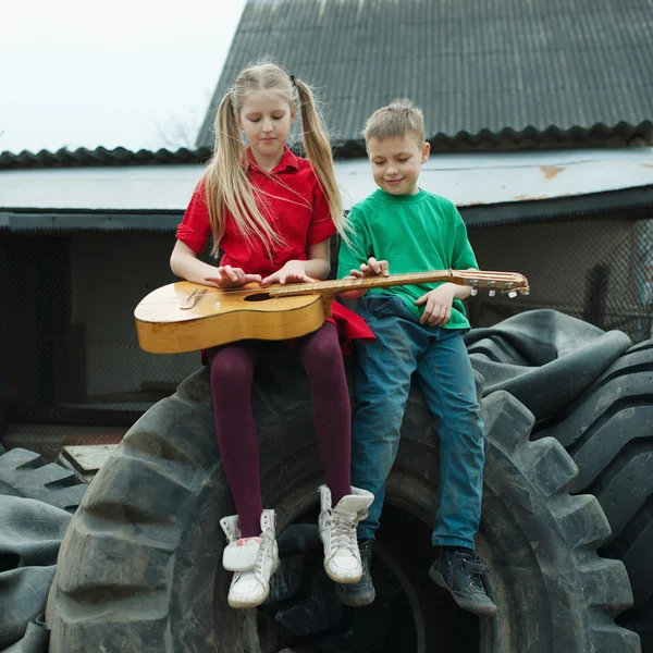 Kinder lernen Gitarre spielen — Stockfoto