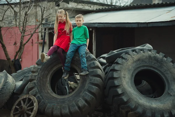 Enfants jouant dans des pneus de dépotoir — Photo