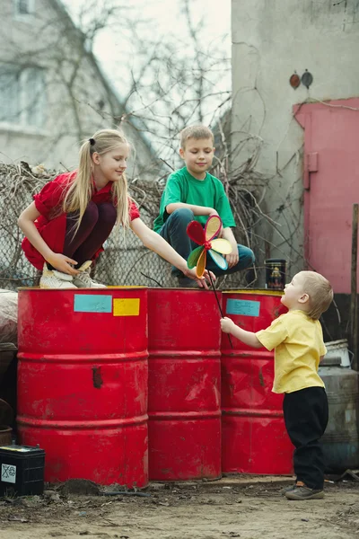 Children play at dump drums — Stock Photo, Image