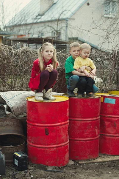 Children play at dump drums — Stock Photo, Image