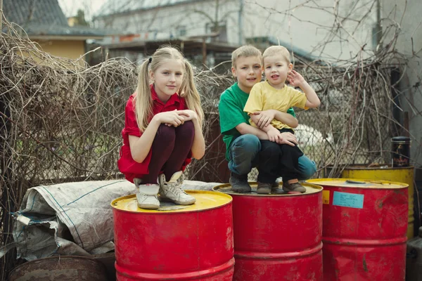 Kinder spielen auf Mülltrommeln — Stockfoto