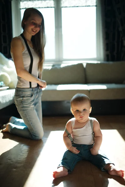 Young beautiful mother with baby — Stock Photo, Image