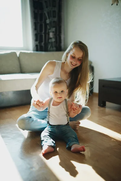 Unga vackra mamma med baby — Stockfoto