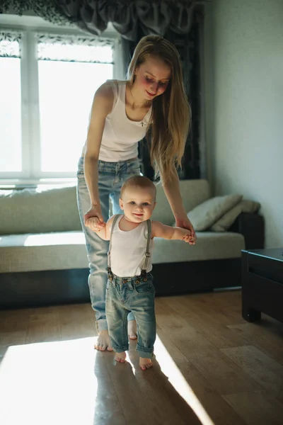 Bella madre insegna bambino a camminare — Foto Stock