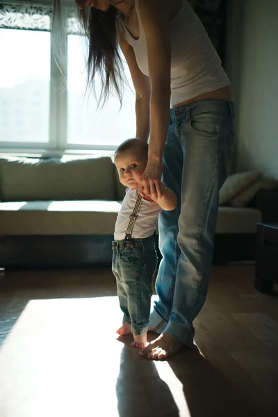 Belle mère enseigne bébé à marcher — Photo