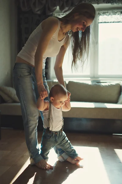 Mooie moeder leert baby om te lopen — Stockfoto