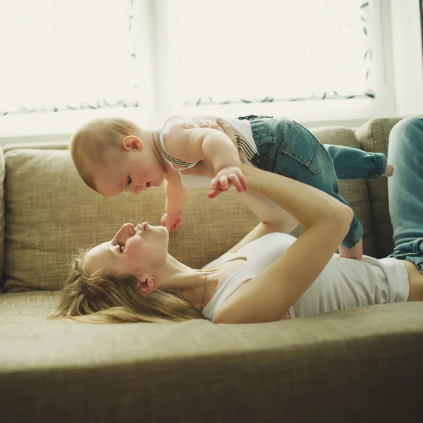 Schöne junge Mutter mit Baby — Stockfoto