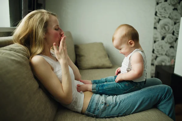 Mooie jonge moeder met baby — Stockfoto