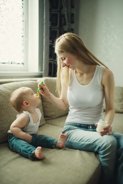 Mère nourrissant bébé avec une cuillère — Photo