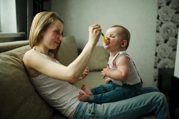 Мать кормит ребенка ложкой — стоковое фото