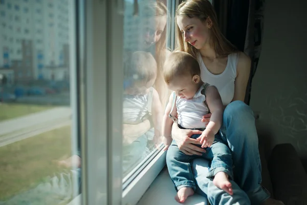 Joven madre con bebé — Foto de Stock