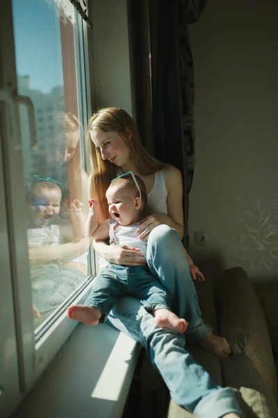 Jeune mère avec bébé — Photo