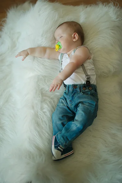 Menino adormecido bonito — Fotografia de Stock