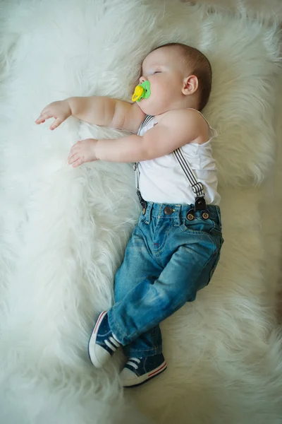 Schattige kleine slapende jongen — Stockfoto