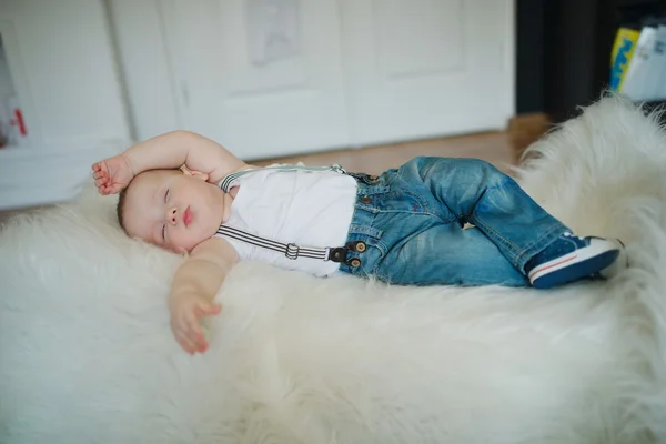 Söt liten sovande pojke — Stockfoto