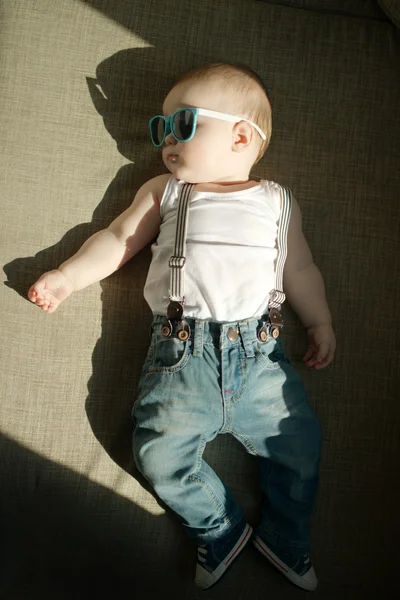 Milý chlapeček v sluneční brýle — Stock fotografie