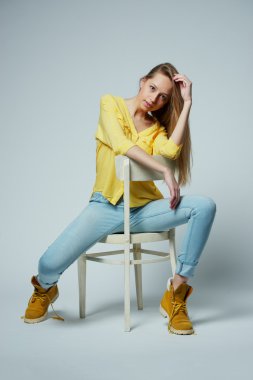 studio poz uzun saçlı kız