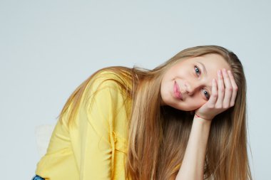 studio poz uzun saçlı kız