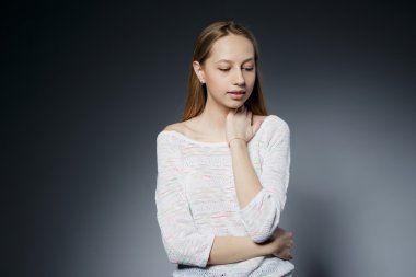 güzel kız studio portait koyu arka plan üzerinde