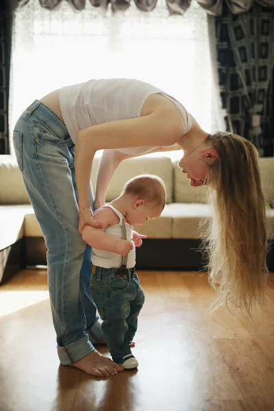 Piękna mama uczy dziecko na spacer — Zdjęcie stockowe