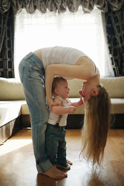 Güzel genç anne ile bebek — Stok fotoğraf