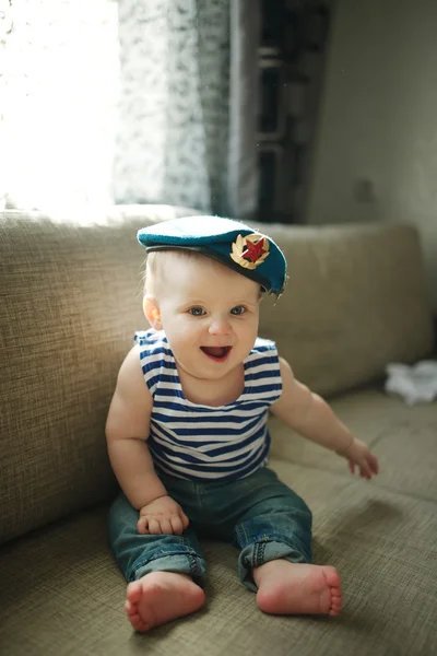 Μικρό αγόρι σε μπλε μπερέ πορτρέτο — Φωτογραφία Αρχείου