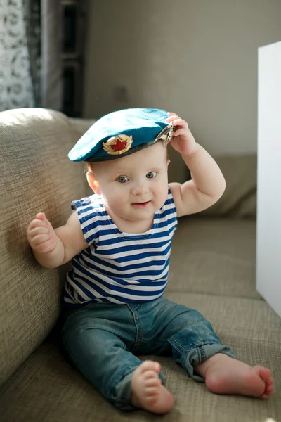 Petit garçon en béret bleu portrait — Photo