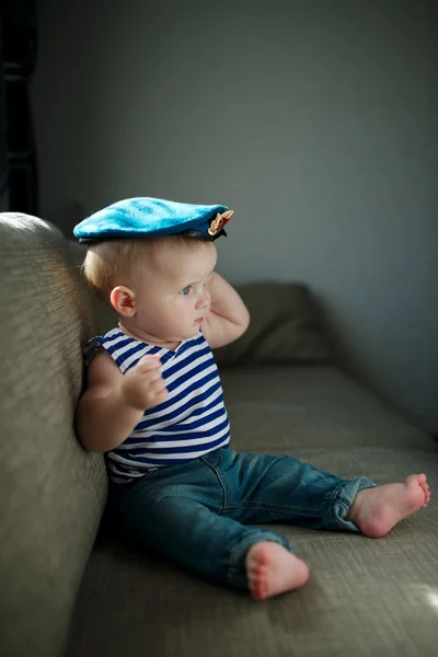 Liten pojke i blå basker porträtt — Stockfoto