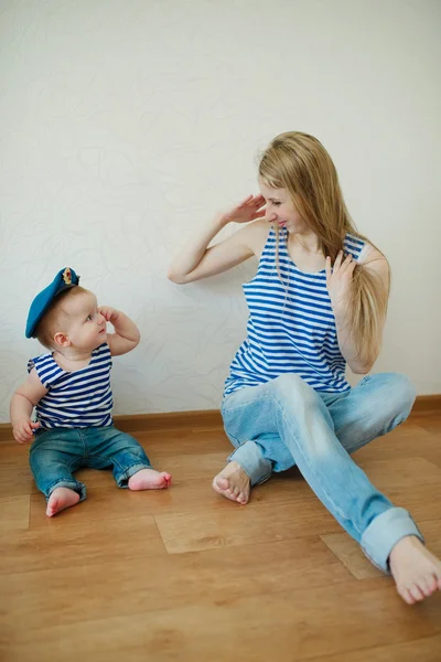 Vacker ung mamma med baby — Stockfoto