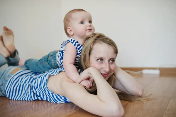 Mooie jonge moeder met baby — Stockfoto