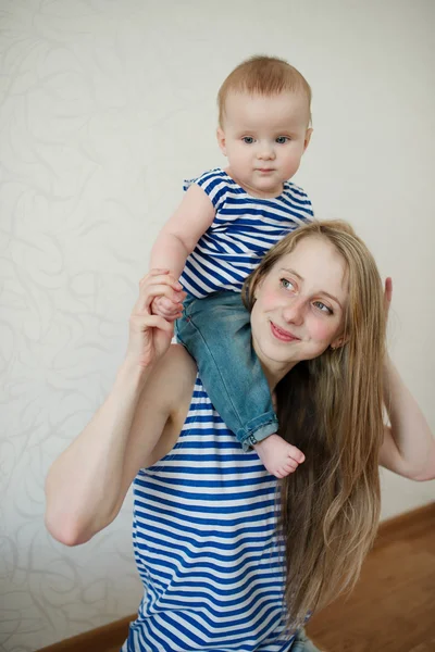 Bella giovane madre con bambino — Foto Stock