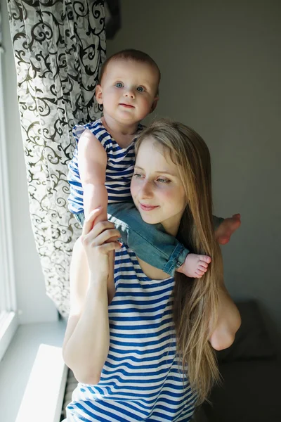 Joven madre con bebé —  Fotos de Stock