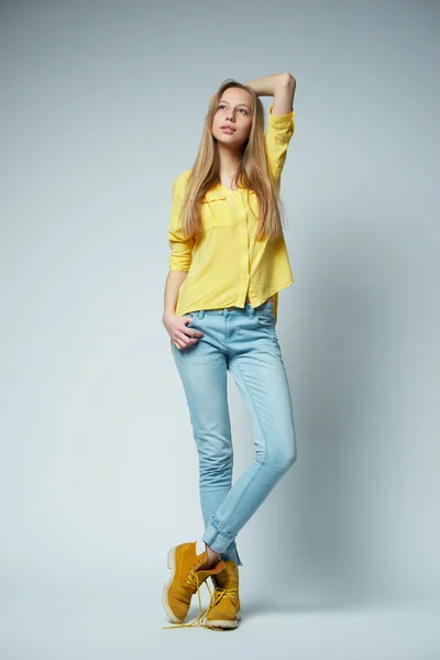 Ragazza con i capelli lunghi in posa in studio — Foto Stock