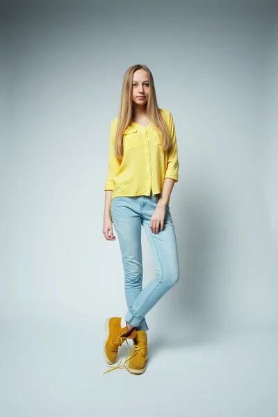 Menina com cabelos longos posando em estúdio — Fotografia de Stock