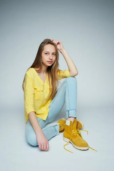 Menina com cabelos longos posando em estúdio — Fotografia de Stock