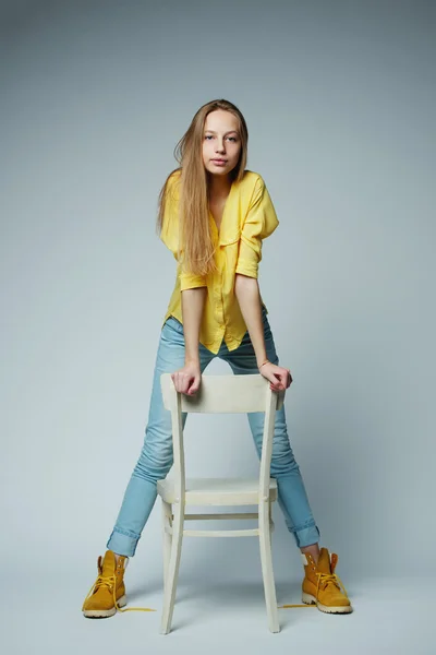 Menina com cabelos longos posando em estúdio — Fotografia de Stock