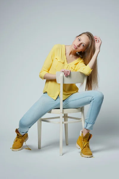 Meisje met lange haren poseren in studio — Stockfoto