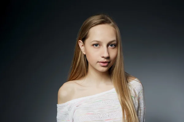 Mooi meisje studio portret op donkere achtergrond — Stockfoto